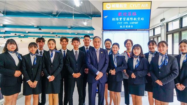／朝阳科大斥资打造「实习国际航空站」及全台唯一环景虚拟实境「机场管制塔台模拟教室」，于24日启用，航空运务系学子与朝阳科大校长郑道明(前排中)合影。（朝阳科大提供／陈淑芬台中传真）
