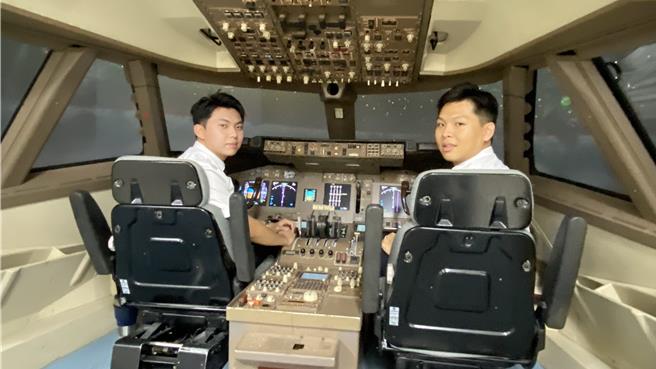 朝阳科大航空学院打造全台首创校园航空城，24日启用「实习国际航空站」及「机场管制塔台模拟教室」，并由学生示范飞行模拟机。（陈淑芬摄）