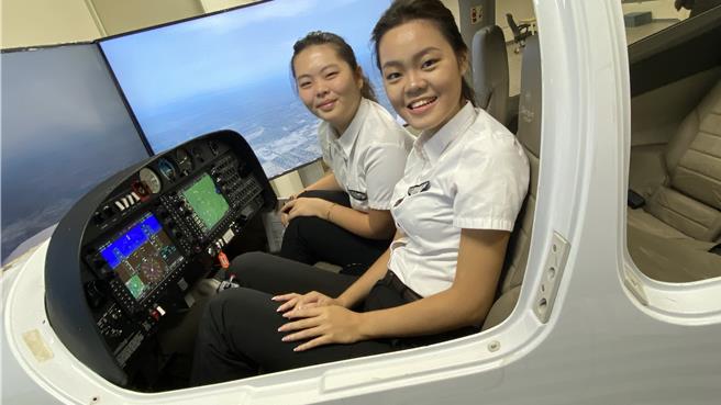 朝阳科大的大三生林欣谚（右）、黄靖家（左）两人2023年6月到美国加州受训，同年9月考上「自用飞行执照」（PPL）。两人24日表示，将持续挑战「仪器飞行证照」（IR）及「商业飞行执照」（CPL）。（陈淑芬摄）