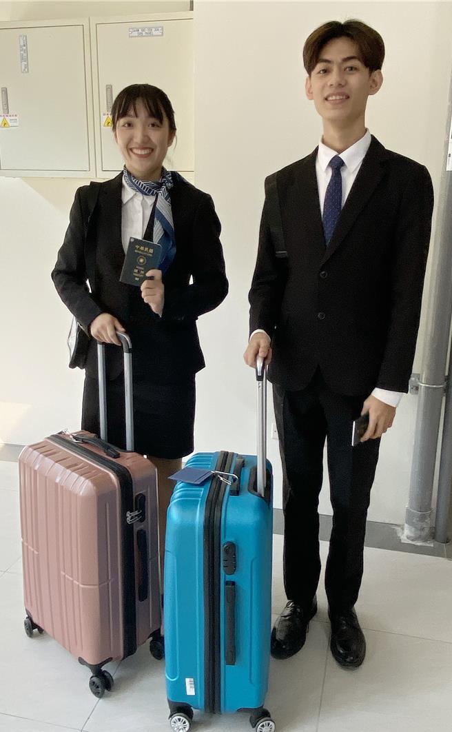 朝阳科大航空运务系学生许达玮（右）、曹恺伦（左）都热爱翱翔天际及从事服务业。两人24日表示，希望未来能担任空服员工作，积极透过学校专业设备训练学习相关实务。（陈淑芬摄）