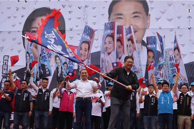 新竹縣長楊文科（前右）24日在臉書發文力挺侯友宜（前左），並呼籲深藍淺藍泛藍都要歸隊。（本報資料照片）