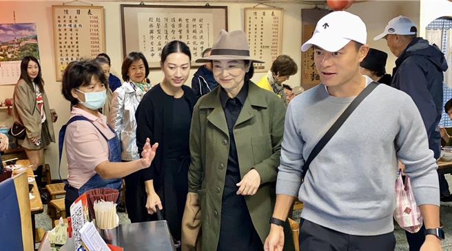 林青霞（右二）今天一到台灣，中午又去訪她最愛的擔仔麵店。（王爵暐攝）