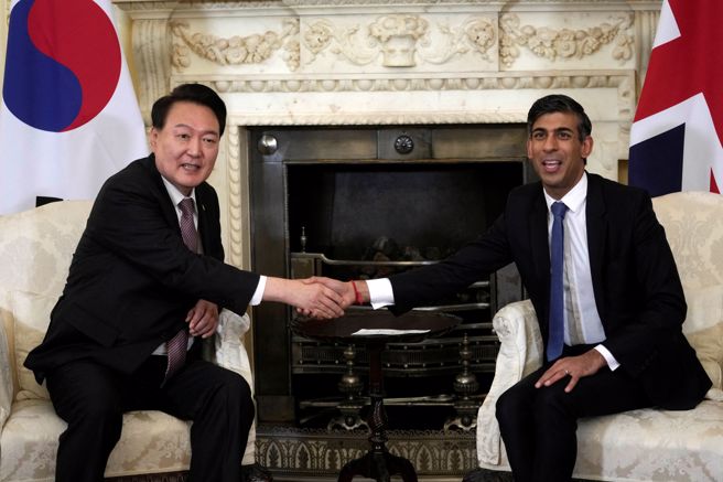 英韓領導人在協議中提及關注台海穩定，遭到中方警告：非當事方應謹言慎行、好自為之。圖為訪英的韓國總統尹錫悅（左）與英國首相辛偉成。（圖／路透）