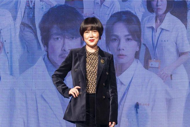 苗可丽盛装出席首映记者会。（东森提供）