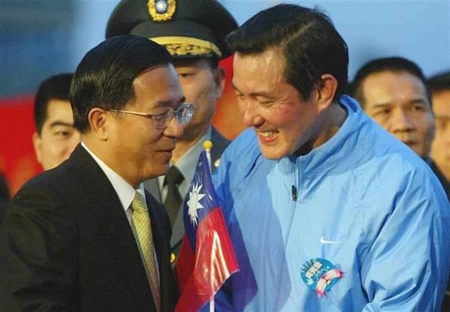 馬英九(右)原本有可能在2004年跟陳水扁(左)對決選總統？圖為2006年元旦升旗典禮扁馬同框。（本報系資料照片）