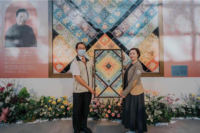 台南市政府副秘书长王扬智并颁发卓越市民牌匾予苏世雄家属。（南美馆提供／曹婷婷台南传真）