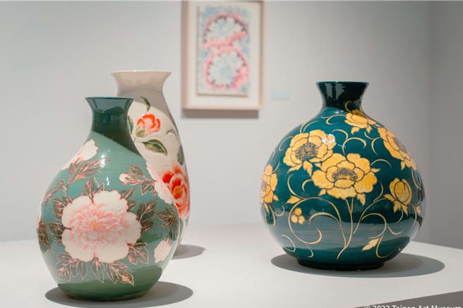 苏世雄发展出独特的釉雕技法，是瓶器花纹立体鲜明而光彩绚烂。（南美馆提供／曹婷婷台南传真）