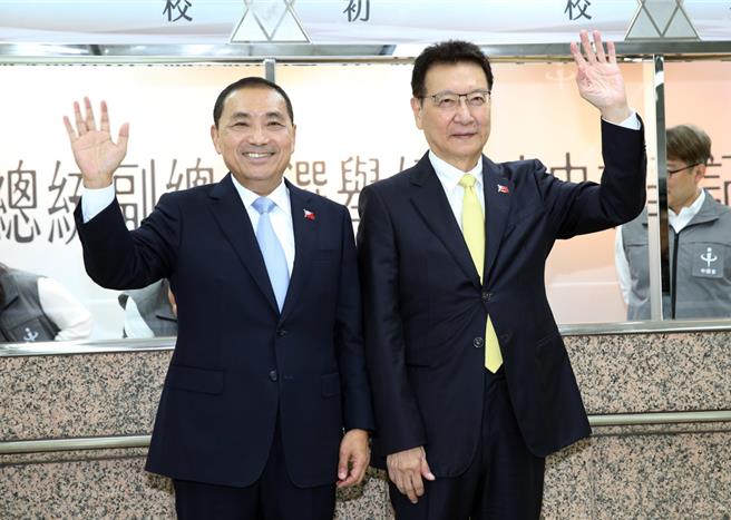 趙少康（右）確定擔任侯友宜副手，參選2024總統大選。（（姚志平攝）