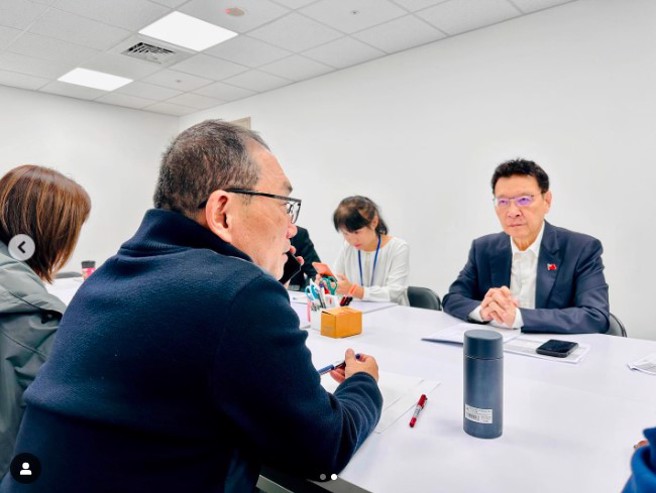 侯办发言人李利贞在IG贴出竞办开会照片，笑说「侯康战情室」上线了。(翻摄自李利贞IG  @lichenleeeee)