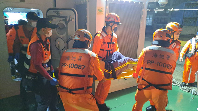 将军南安检所协调1艘「八罩之星」交通船搭载伤患与医护人员等2人出港，于将军港外与10087巡防艇顺利进行人员接驳，于18时20分交由消防局救护车载往三总澎湖分院就医。（图／海巡署提供）