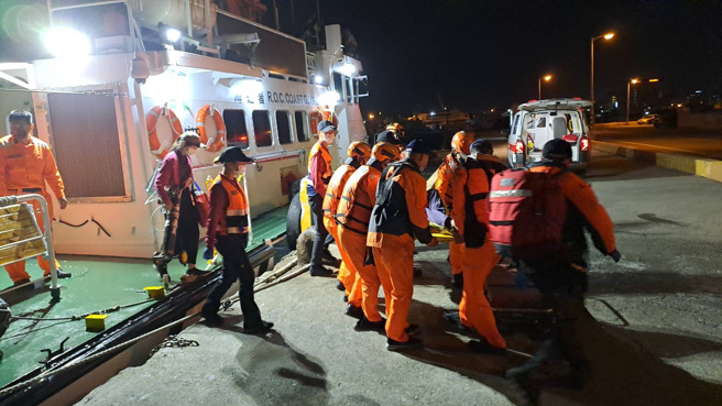 将军南安检所协调1艘「八罩之星」交通船搭载伤患与医护人员等2人出港，于将军港外与10087巡防艇顺利进行人员接驳，于18时20分交由消防局救护车载往三总澎湖分院就医。（图／海巡署提供）