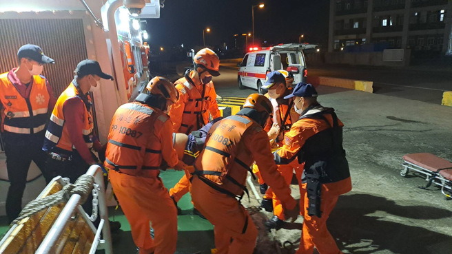 将军南安检所协调1艘「八罩之星」交通船搭载伤患与医护人员等2人出港，于将军港外与10087巡防艇顺利进行人员接驳，于18时20分交由消防局救护车载往三总澎湖分院就医。（图／海巡署提供）