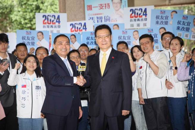 國民黨總統參選人侯友宜（前排左）與副手趙少康（前排右）24日到中選會正式參選登記。 （中時資料照，張鎧乙攝）