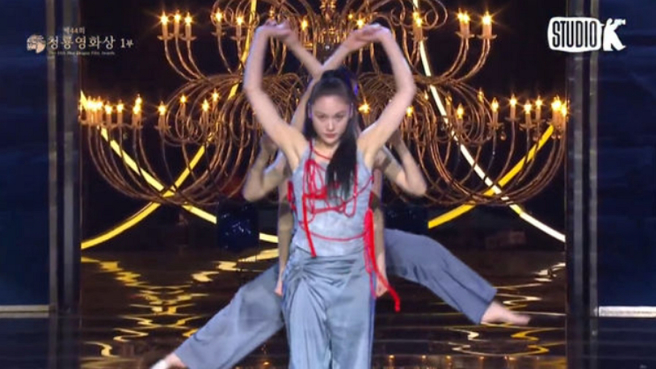 青龙奖开幕表演惊见台湾辣妹，身分被起底是前女团DAYDAY成员Debby（彭羽彤）。（图／摘自KBS Kpop YouTube）