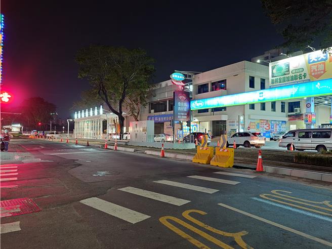 和順街與大順路口，因距離民族路口過近，開放和順街左轉恐影響輕軌通行，高雄市捷運工程局決定封閉引發灣子里民反對，今天舉行說明會蒐集相關意見。（任義宇攝）