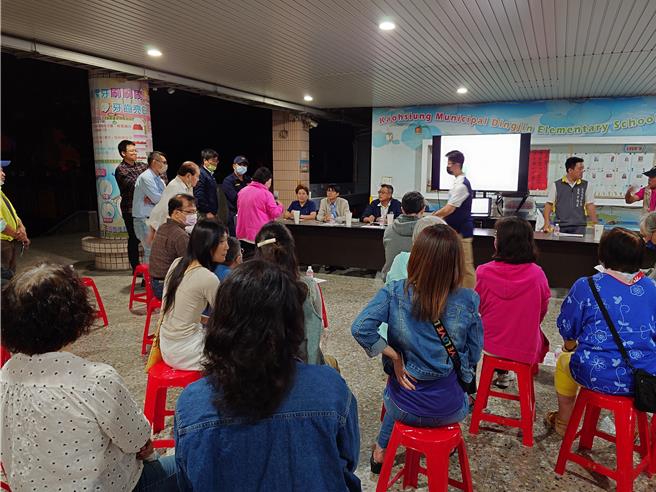 說明會現場湧入近百位里民表達意見，有里民建議可採號誌調控、適度開放左轉等，避免灣子里成為孤島。（任義宇攝）