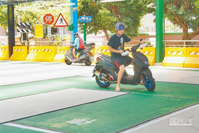 一名男骑士刚拿到驾照就自摔8次，事后辩称自己骑的是女用车款不适应，惨被网友酸爆。(示意图，与内文无关／陈佑诚摄)