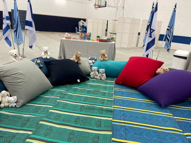 哈瑪斯24日釋放首批人質共13人，以色列國防軍在一處並未公開地點的房舍為獲釋歸來的兒童備妥玩具與抱枕。（路透）