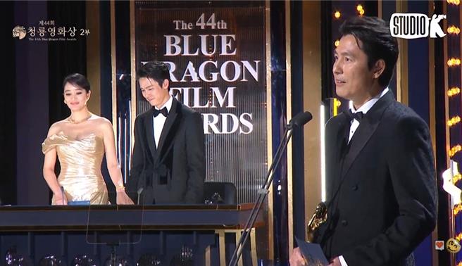 郑雨盛担任引言人。（摘自KBS Entertain YouTube）