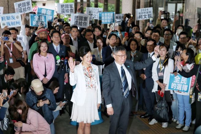 总统、副总统登记24日17时30分截止，民眾党总统参选人柯文哲24日上午率领副手搭檔「新光公主」立委吴欣盈，现身中选会登记参选。（杨亚璇摄）