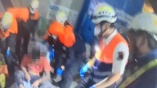 工人被消防队员搬运出来准备送医。（翻摄画面）