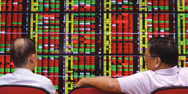 台股23日仍守在5日線上，盤面外資感恩節淡出股市，權值股也呈現整理格局，反倒是機電、線纜與LED等族群個股輪動走勢。圖／本報資料照片