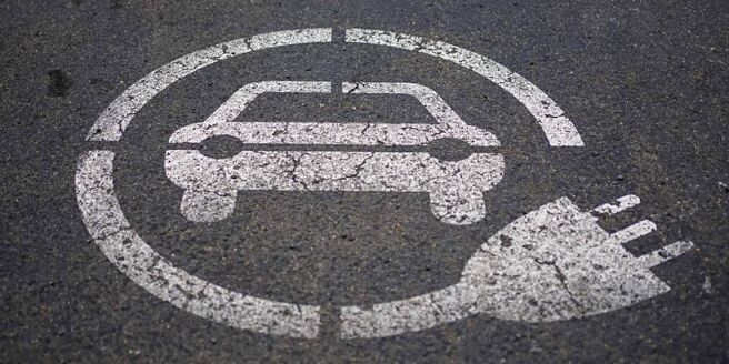 美国最大年金基金第三季加码买进电动车制造商股票，看好美股续航力与电动车产业链表现。图／美联社