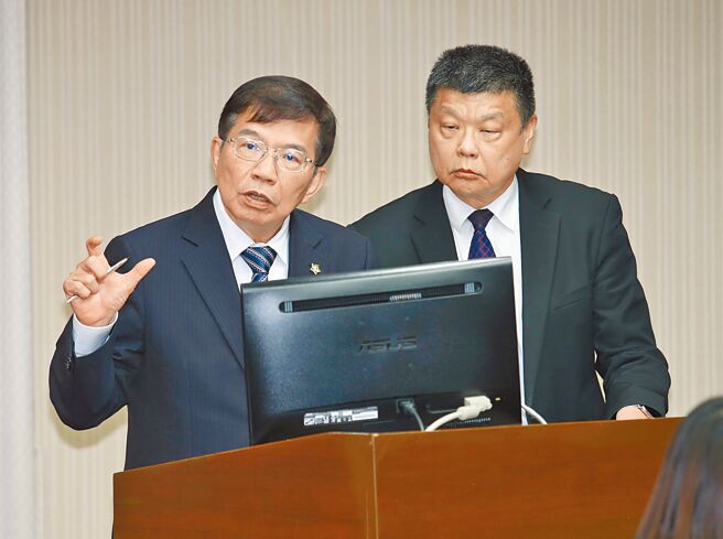 针对台铁局明年元旦转型为台铁公司，立委质疑人力短缺是否衝击春节运输，交通部长王国材（左）与台铁局长杜微（右）23日在立法院表示，台铁已有各种因应，确保明年春节疏运顺畅，不会受公司化影响。（姚志平摄）