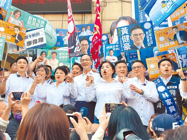 国民党主席朱立伦、台中市长卢秀燕，21日陪同党内参选人联合登记，民眾党提名台中一选区立委参选人蔡壁如也受邀一同登记。（本报资料照片／林欣仪台中传真）