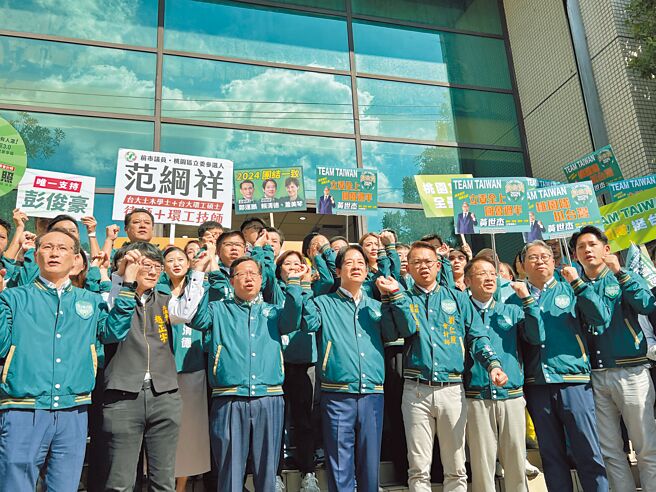 民进党推荐的6位桃园市立委参选人郑运鹏（左一起）、赵正宇、彭俊豪（右一起）、黄世杰、范纲祥和刘仁照，22日在民进党总统参选人赖清德（右五）陪同下赴桃园市选委会登记。（蔡依珍摄）