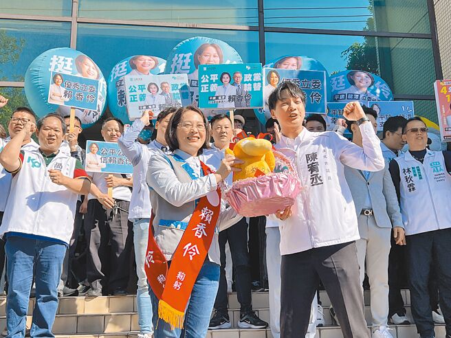 民眾党立委赖香伶投入桃园五选区立委选举，蓝白抢票为选情增添变数。（蔡依珍摄）