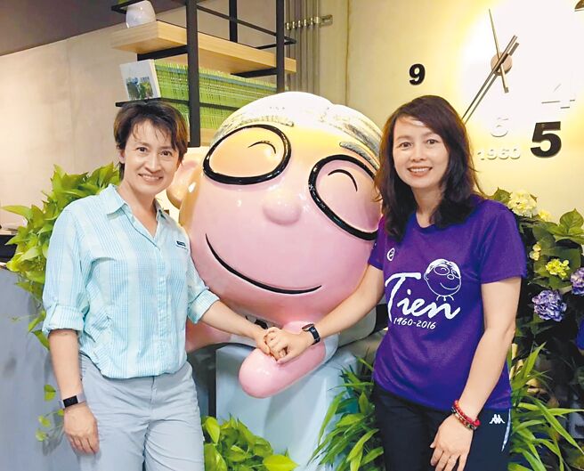 民进党花莲立委候选人张美慧（右）与曾任花莲区域立委萧美琴（左）如同姊妹般亲近（本报资料照片）
