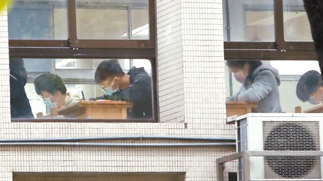 全国模考10月30日至31日登场，国立台湾师范大学附属高中学生却反映英文作文成绩出现「惊人规律」，不少学生的作文行数除以2就是成绩。图为111年大学学测，师大附中考场画面。（本报资料照片）