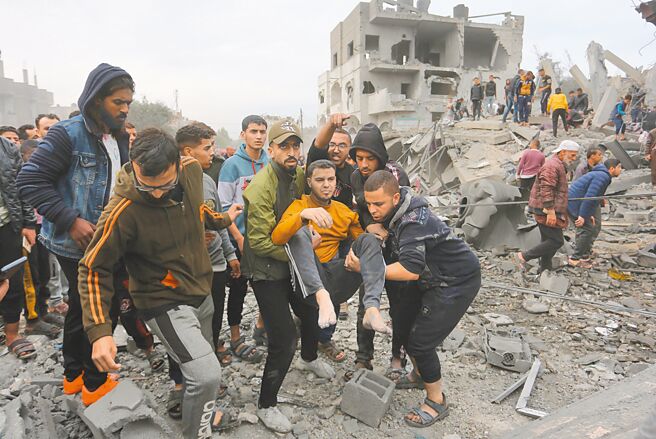 普丁对乌克兰的野蛮入侵和以色列对迦萨的全面进攻在「宣战理由」上显然有很大的不同，但却有一个共同点，那就是都缺乏「结局」。图为迦萨成为废墟。（新华社）