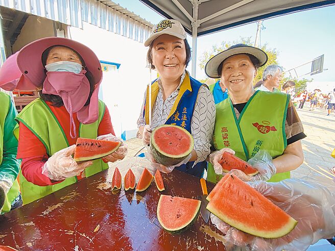尋求3連霸的國民黨籍金門縣立委陳玉珍（中），任內表現廣受鄉親支持。（于家麒攝）