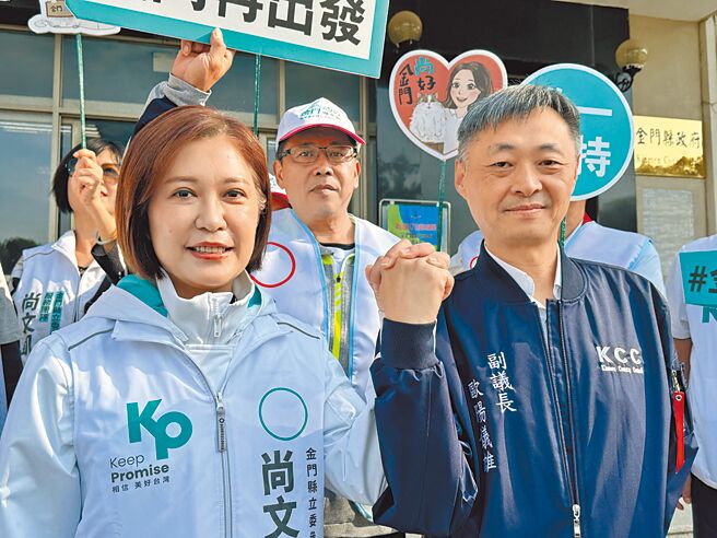 民眾黨籍金門縣立委參選人尚文凱（左）在副議長丈夫歐陽儀雄（右）的全力支持下，挑戰尋求3連霸的國民黨「女戰神」陳玉珍。（于家麒攝）