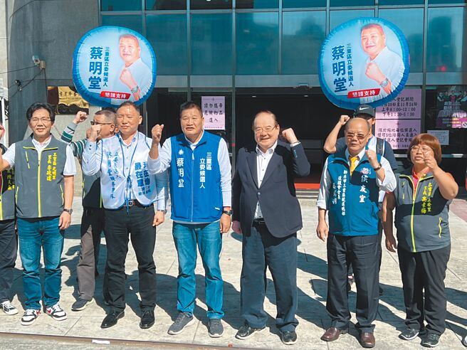 國民黨新北市三選區立委參選人蔡明堂（左三）23日由前國民黨祕書長李乾龍（右三）等人陪同至新北市選舉委員會辦理候選人登記。（王揚傑攝）