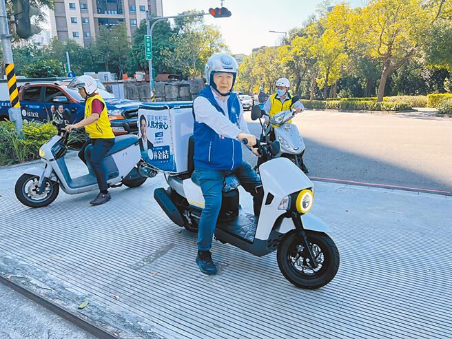 國民黨新北市十選區立委參選人林金結23日騎著外送機車，到新北市選委會辦理登記。（王揚傑攝）