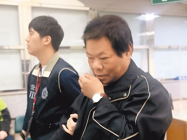 新北市果菜运销公司拍卖股曾姓股长（右）与理货员涉嫌利用预约拍卖交易中饱私囊，22日被移送新北地检署，复讯后获5万元交保。（柯毓庭摄）