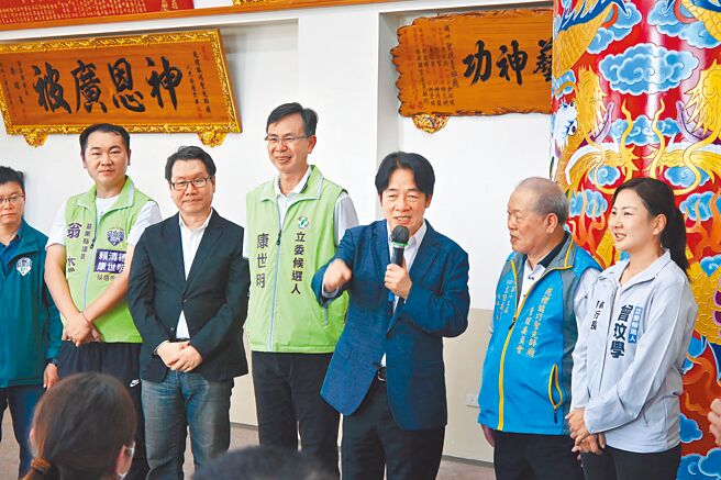 民进党籍苗栗县一选区立委参选人康世明（右四），与其兄长康世儒，先后担任过两届竹南镇长，基层人脉实力不容小覷。（李京升摄）