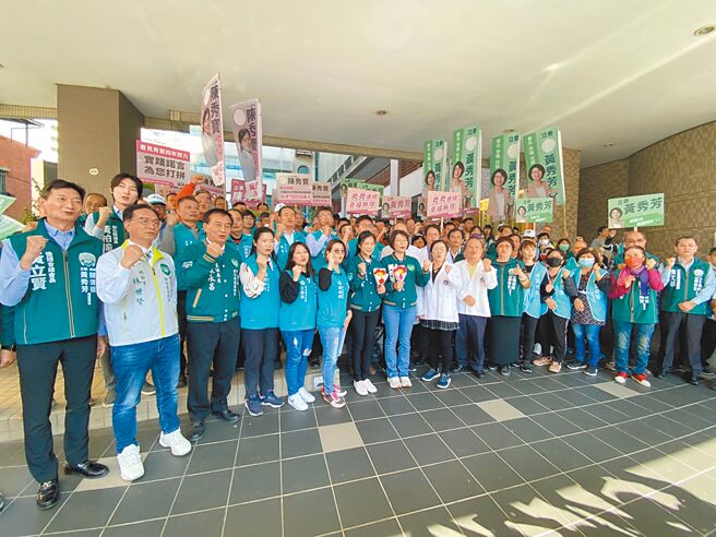 彰化县民进党立委陈秀寳（前排左七）与黄秀芳（前排左八）21日在支持者簇拥下，组成「秀秀连线」完成登记。（本报资料照片／孙英哲彰化传真）