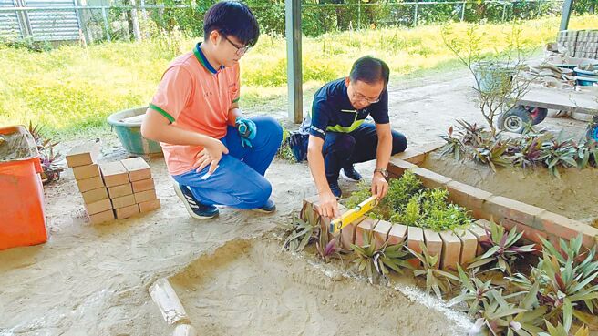 「全国高级中等学校技艺竞赛」农事类成绩出炉，台中市教育局23日表示，雾峰农工勇夺造园景观职种金手奖。（台中市教育局提供／陈淑娥台中传真）
