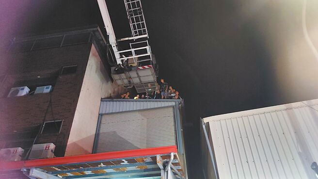 彰化县和美镇纺织大厂移工宿舍23日凌晨发生大火，警方查出竟是移工吵架砍杀酿祸。（民眾提供／孙英哲彰化传真）