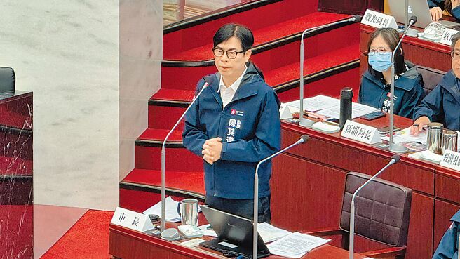 针对大林蒲迁村进度，高雄市长陈其迈（左）23日透露，「应该很快啦」，这周或下周就等行政院核定计画后，就会展开意愿调查。（柯宗纬摄）