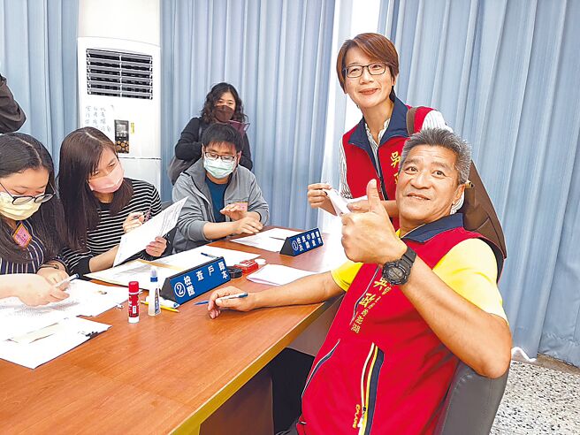 國民黨徵召參選澎湖區域立委的吳政杰（前），20日在妻子（後）陪同下完成登記。（許逸民攝）