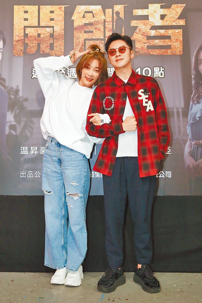 蔡淑臻（左）、李国毅22日分享杀青后的计画。（中视提供）