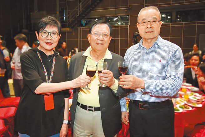 旺旺中时媒体集团执行长林柏川（右起）、中兴保全科技集团总裁林孝信、中视董事长胡雪珠22日晚间出席中视8点檔《开创者》杀青酒会。（中视提供）饮酒过量有害健康