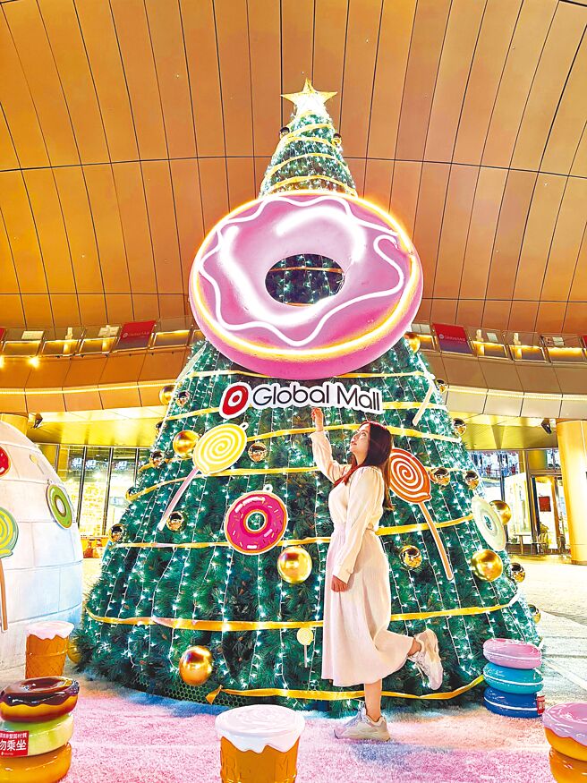 Global Mall桃园A19店布置「甜点王国圣诞树」增添耶诞氛围，以甜甜圈、雪屋等带出童趣感。（Global Mall提供）