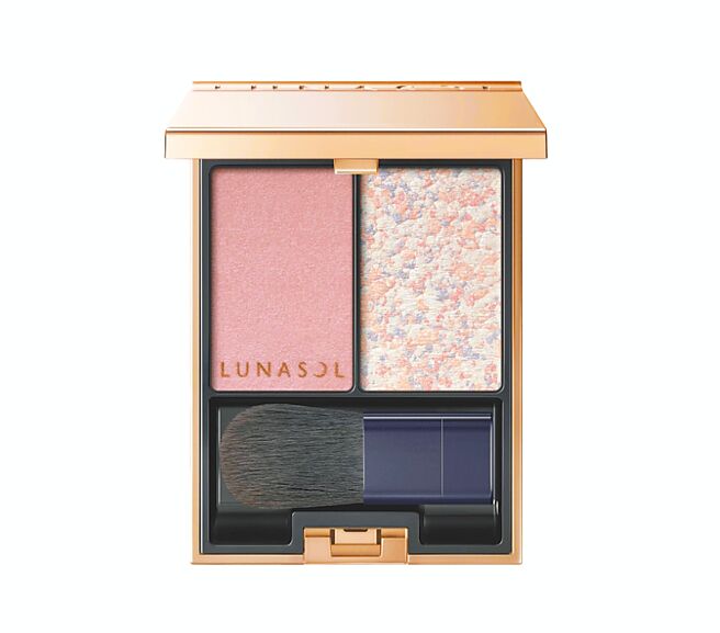 Global Mall新北中和店的佳丽宝Lunasol精巧霓光颊彩，12月1日上市，原价2250元、会员独享价2025元。（Global Mall提供）