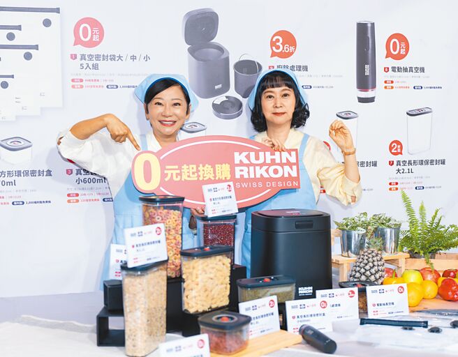 艺人曹兰（左起）、王月以「收纳智慧王」形象担任全联新一檔印花活动代言人，抢攻主妇商机。（吴松翰摄）